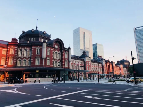 夕暮れの東京スカイラインと手前に映える高級ホテル